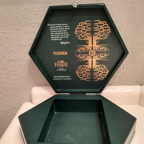 Suenos de Saundra Upcycled ALMA FUERTE Cigar Box, Storage Box, Accent Piece - Picture 11 of 14